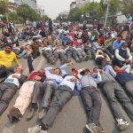 शिक्षकहरूले गरे सडकमा सुतेर प्रदर्शन