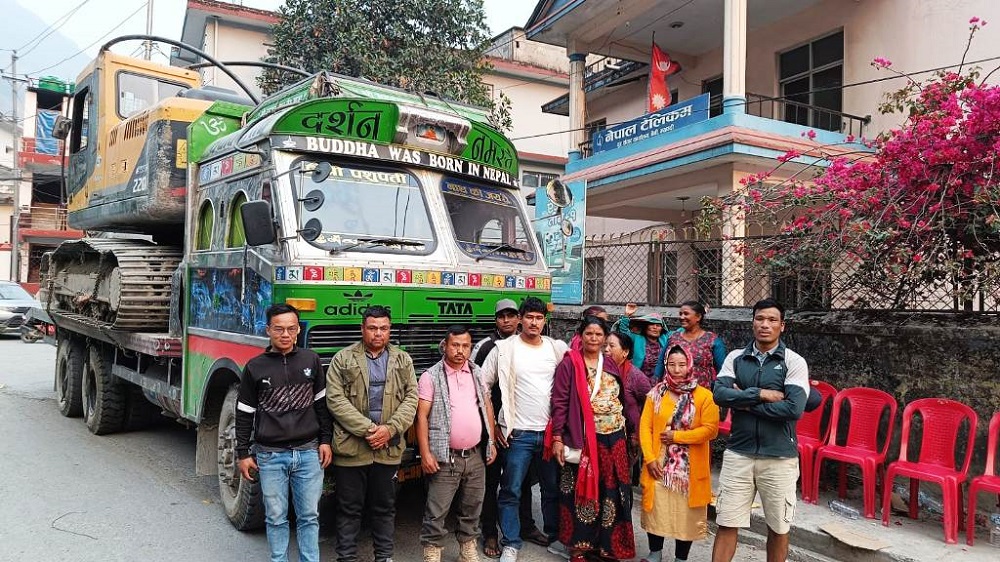 ज्याला नपाएको भन्दै मजदुरले रोके ठेकेदारको गाडी र डोजर