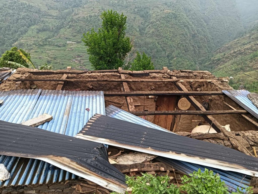 बागलुङको निसीखोला गाउँपालिका–१ लेवाङमा हावाहुरीले आधा दर्जन घरको छानो उडायो