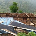 बागलुङको निसीखोला गाउँपालिका–१ लेवाङमा हावाहुरीले आधा दर्जन घरको छानो उडायो