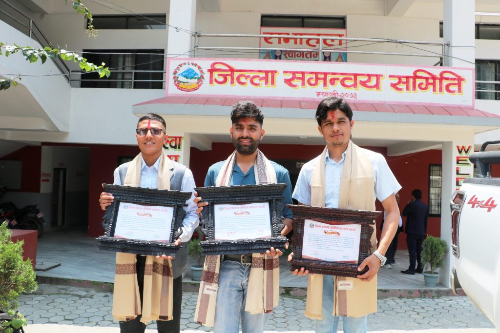 म्याग्दीका तीन पत्रकारलाई विकास पत्रकारिता पुरस्कार प्रदान