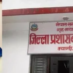 म्याग्दीमा पक्की सडकमा कच्चीभन्दा महँगो भाडा लिइएको गुनासोपछि सहायक प्रमुख जिल्ला अधिकारीको संयोजकत्वमा भाडा निर्धारणका लागि उपसमिति गठन भएको छ । जिल्लाभित्र कलोपत्रे र ढलान तथा कच्ची सडकमा नयाँ भाडादर कायम गर्न सहायक प्रमुख जिल्ला अधिकारी अनिशा आचार्यको संयोजकत्वमा ७ सदस्यीय उपसमिति गठन भएको हो । उपसमितिको सदस्यमा यातायात ब्यवस्था कार्यालय बागलुङका दिपक शर्मा, जिल्ला ट्राफिक कार्यालयका प्रमुख राजकुमार केसी,पूर्वाधार कार्यालय म्याग्दीका रबिन चोखाल, क्षेत्रीय यातायात ब्यवसायी लालबहादुर थापा,यातायात ब्यवसायी देबेन्द्र पौडेल,भोजबहादुर थापा रहनुभएको छ । उपसमितिले जिल्लाभित्रको सडक सञ्जालको अवस्था, अहिले यातायात ब्यवसायीले लिने गरेको भाडा, अब तोकिने भाडादरको प्रारम्भीक छलफल समेत गरेको छ। सदरमुकाम बेनी तथा जिल्लाभित्रका विभिन्न रुटमा यात्रु बोक्ने सवारीासधनले लिने भाडा र स्थानीय तहसँगको समन्वयमा भाडादर कायम गर्ने प्रमुख जिल्ला अधिकारी गुरुदत्त ढकालले बताउनुभयो । उपसमितिले गण्डकी प्रदेश, प्रदेश सवारी तथा यातायात ब्यवस्था ऐन२०७६ को दफा १ ८७ को अस्थायी मार्ग तथा भाडा निर्धारण समितिको बैठकमार्फत कालोपत्रे, ढलान र कच्ची सडकको नयाँ भाडादर कायम गरिने छ । नयाँ भाडादर कायम गर्ने यसै साता बैठक बस्ने जिल्ला प्रशासन कार्यालयले जनाएको छ । जिल्लाभित्र सञ्चालिन बस, जिप,टयाक्सी र टेम्पुको भाडाका बारेमा यात्रुले गुनासो गर्ने गरेका छन् । म्याग्दीमा बि.स २०८० साल जेठ ५ गते तोकिएको भाडादर नै जिल्लामा कायम छ ।