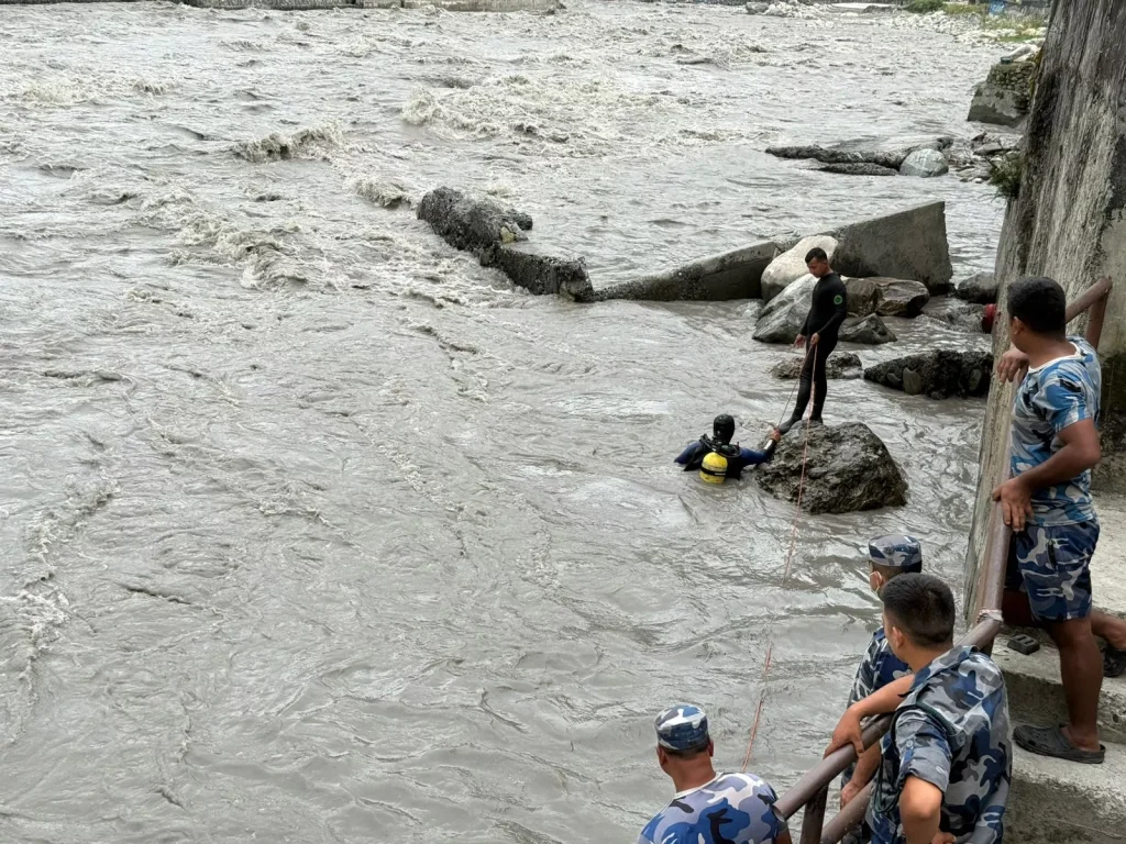 हत्केलामा ज्यान राखेर नदीभित्र खोज्ने गोताखोर!