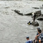 हत्केलामा ज्यान राखेर नदीभित्र खोज्ने गोताखोर!